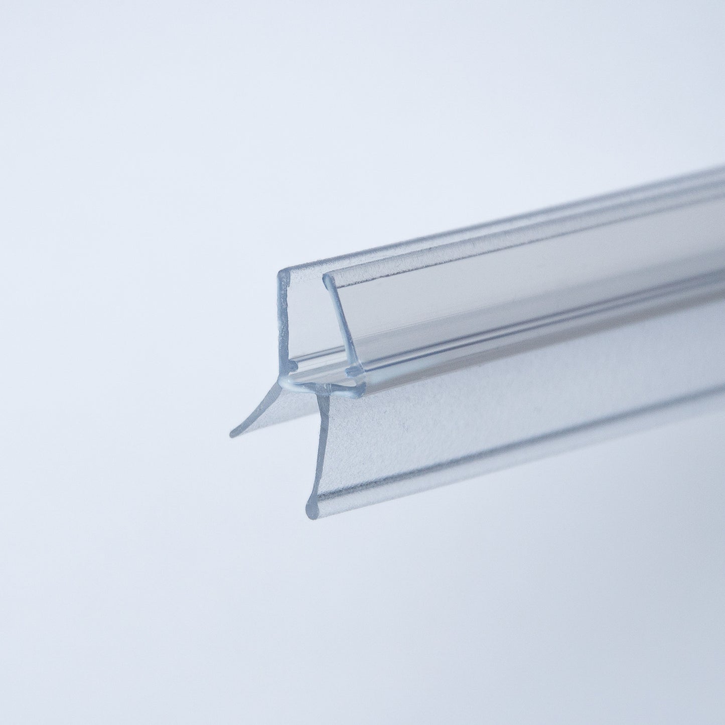 REHAU Streifdichtung mit zentraler Dichtfahne, 6 - 8 mm